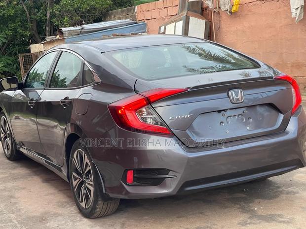 Honda Civic EX 4dr Hatchback (1.5L 4cyl) 2017 Gray