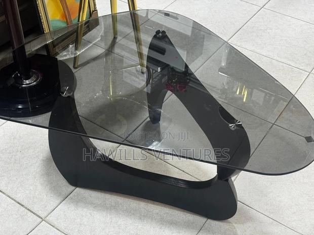 Creatuve Glass Table · Photo 2