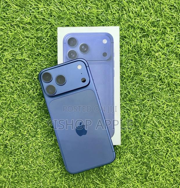 Apple iPhone 17 Pro Max 512 GB Blue · Photo 4