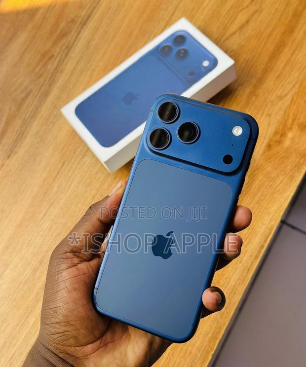 Apple iPhone 17 Pro Max 512 GB Blue · Photo 3