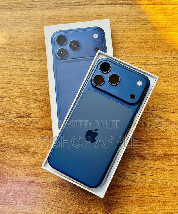 Apple iPhone 17 Pro Max 512 GB Blue · Photo 4