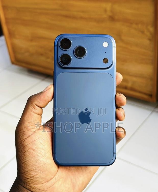 Apple iPhone 17 Pro Max 512 GB Blue · Photo 4
