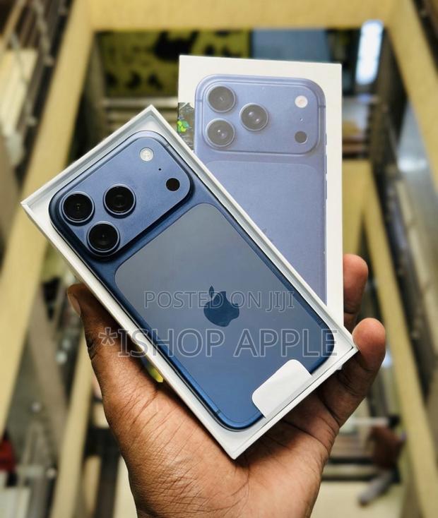 Apple iPhone 17 Pro Max 512 GB Blue · Photo 3