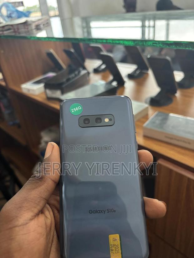 Samsung Galaxy S10e 128 GB Black photo 2