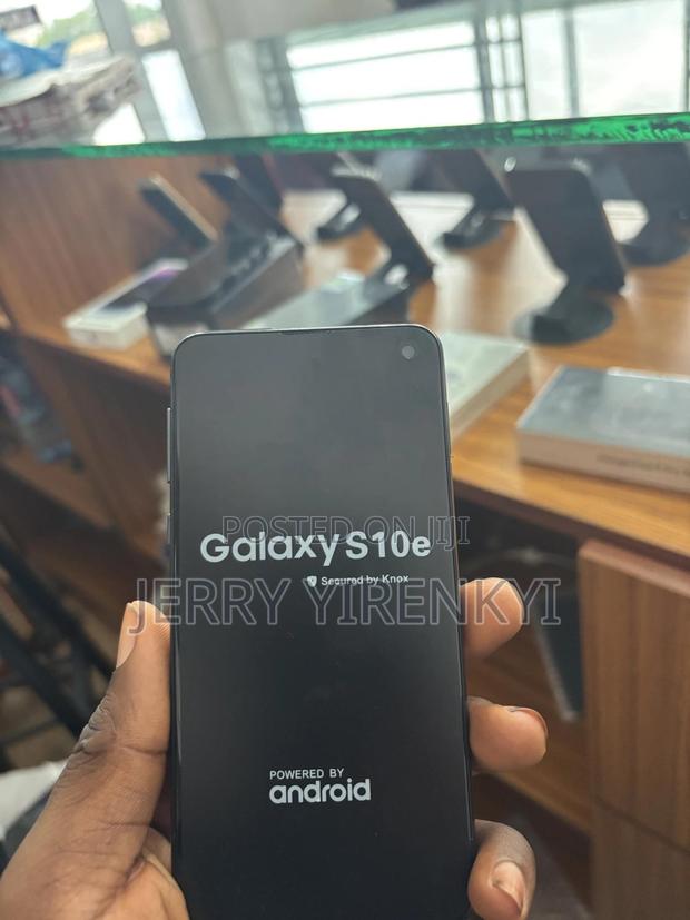 Samsung Galaxy S10e 128 GB Black photo 3