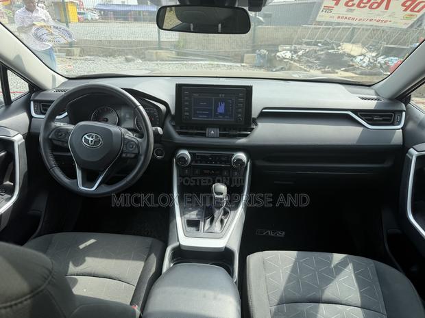 Toyota RAV4 XLE 2021 Blue