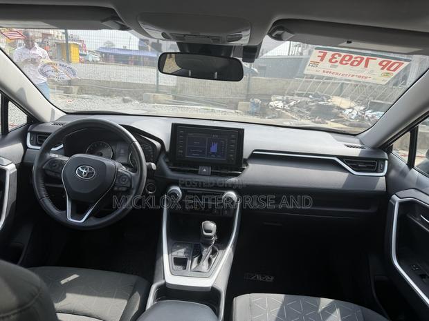 Toyota RAV4 XLE 2021 Blue