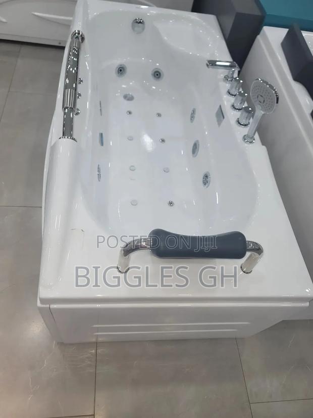 Straight Jacuzzi Bathtub · Photo 3