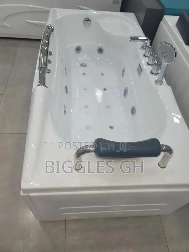 Straight Jacuzzi Bathtub · Photo 4