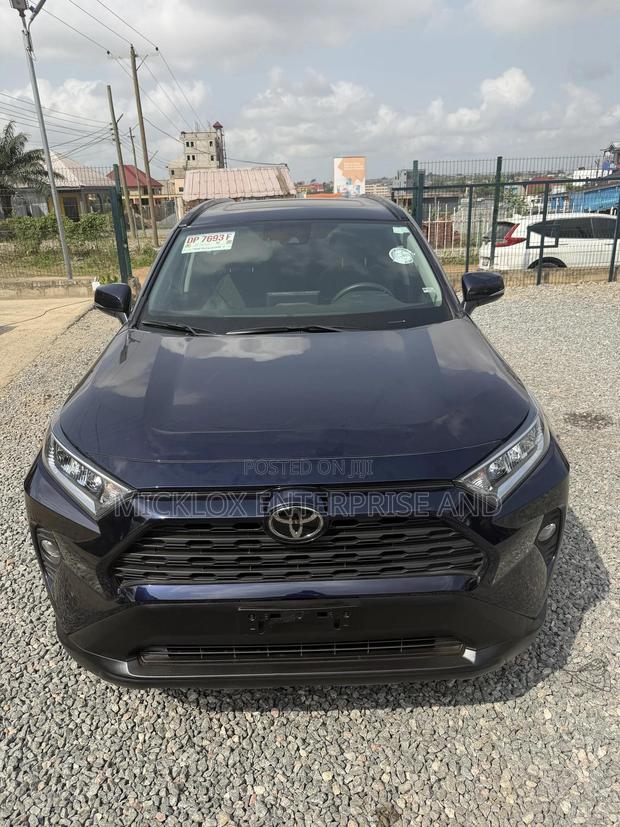 Toyota RAV4 XLE 2021 Blue