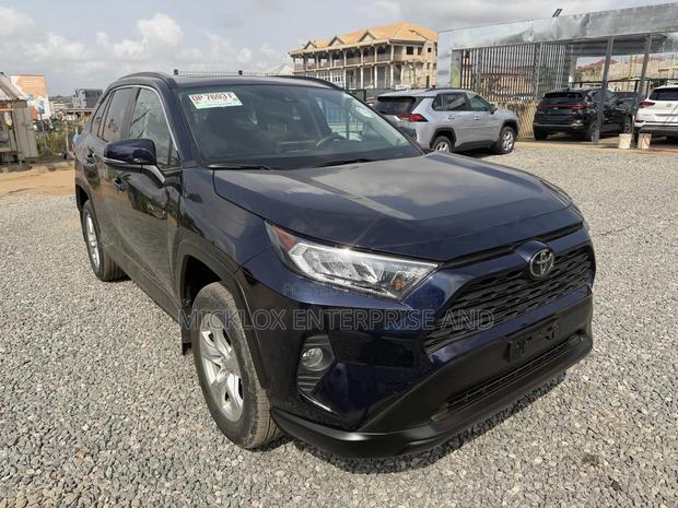 Toyota RAV4 XLE 2021 Blue
