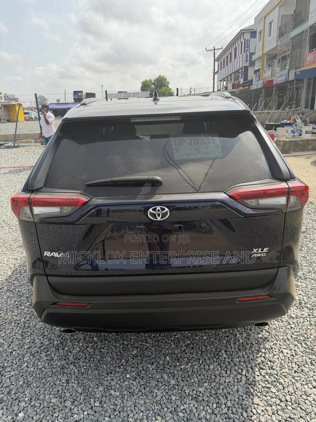 Toyota RAV4 XLE 2021 Blue