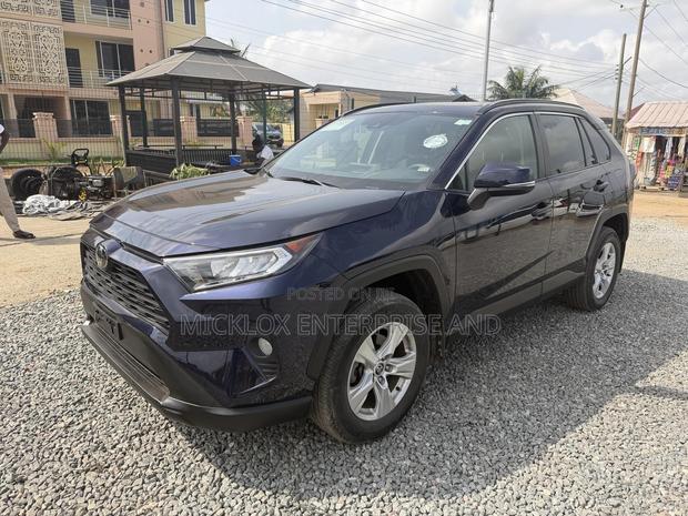 Toyota RAV4 XLE 2021 Blue