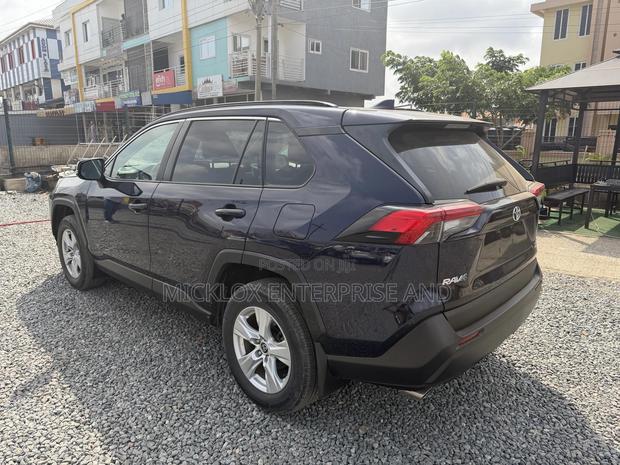 Toyota RAV4 XLE 2021 Blue