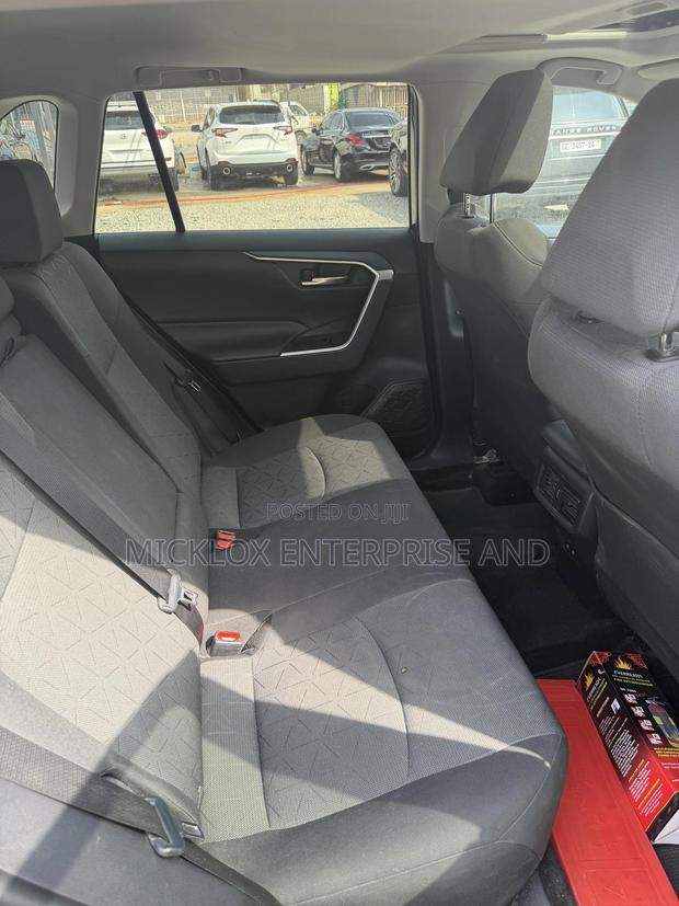 Toyota RAV4 XLE 2021 Blue