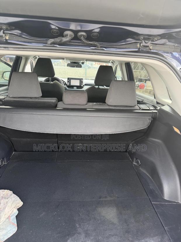 Toyota RAV4 XLE 2021 Blue