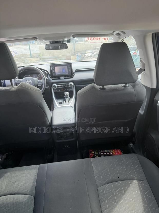 Toyota RAV4 XLE 2021 Blue