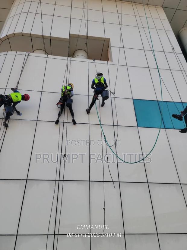 Highrise Window Facade Cleaning · Photo 4
