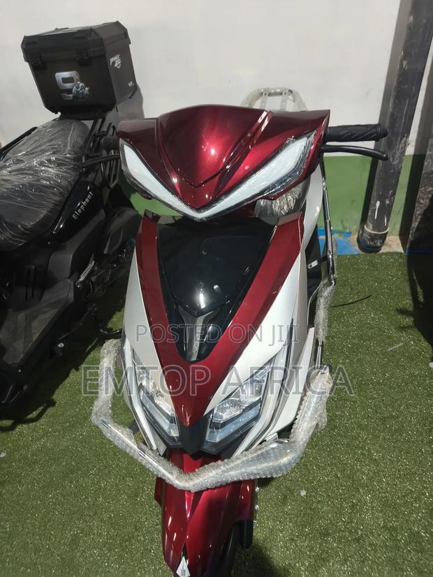 New Motorcycle 2025 Silver photo 3