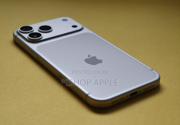 Apple iPhone 17 Pro Max 512 GB White · Photo 4