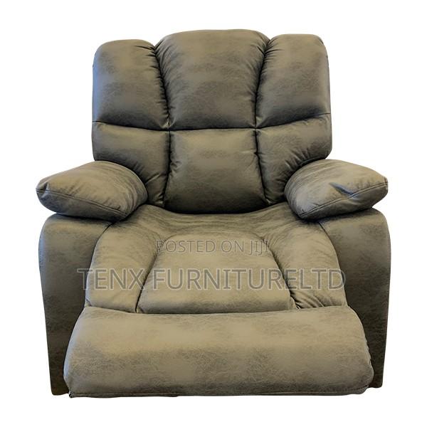 Recliner With Rocker Swivel · Photo 4