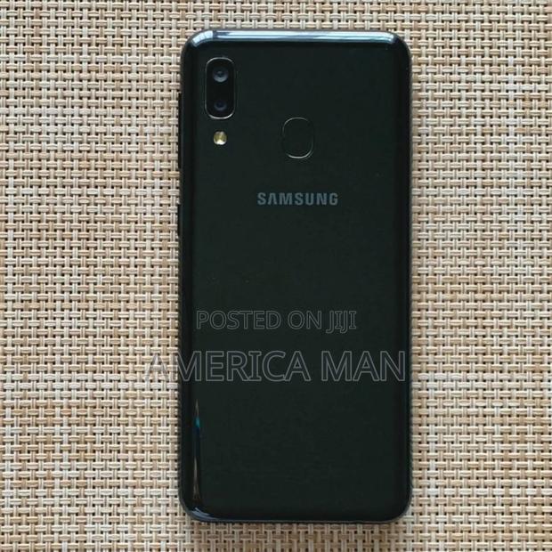 Samsung Galaxy A20e 32 GB Black photo 3
