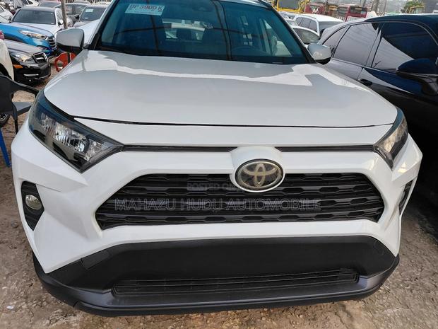 Toyota RAV4 XLE 2022 White