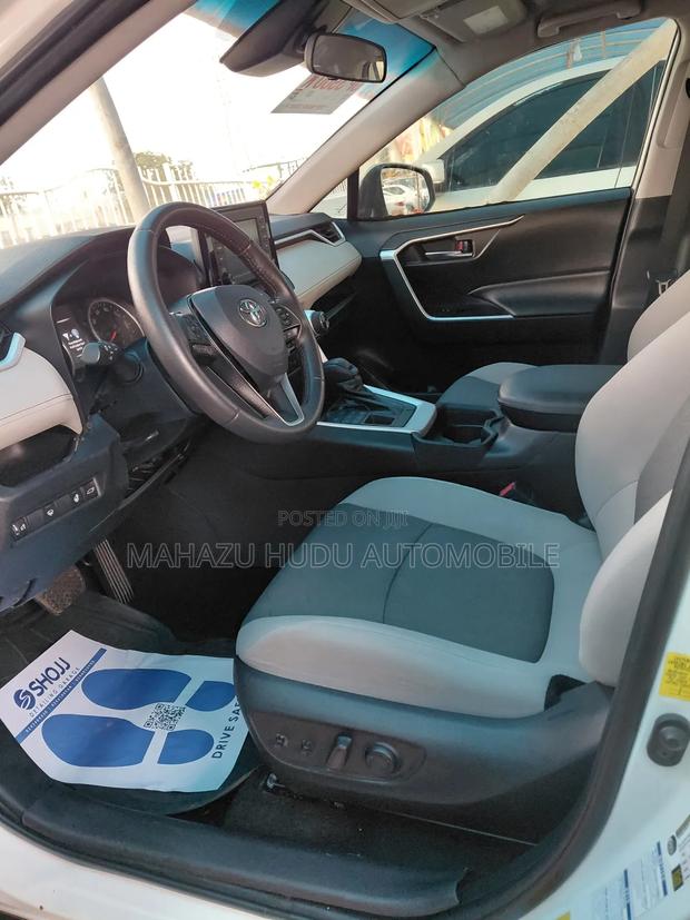 Toyota RAV4 XLE 2022 White