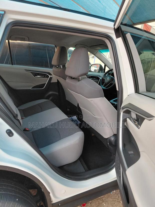 Toyota RAV4 XLE 2022 White