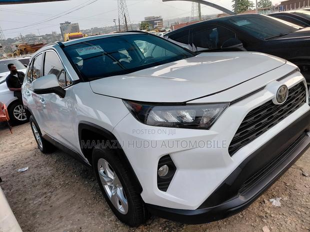 Toyota RAV4 XLE 2022 White