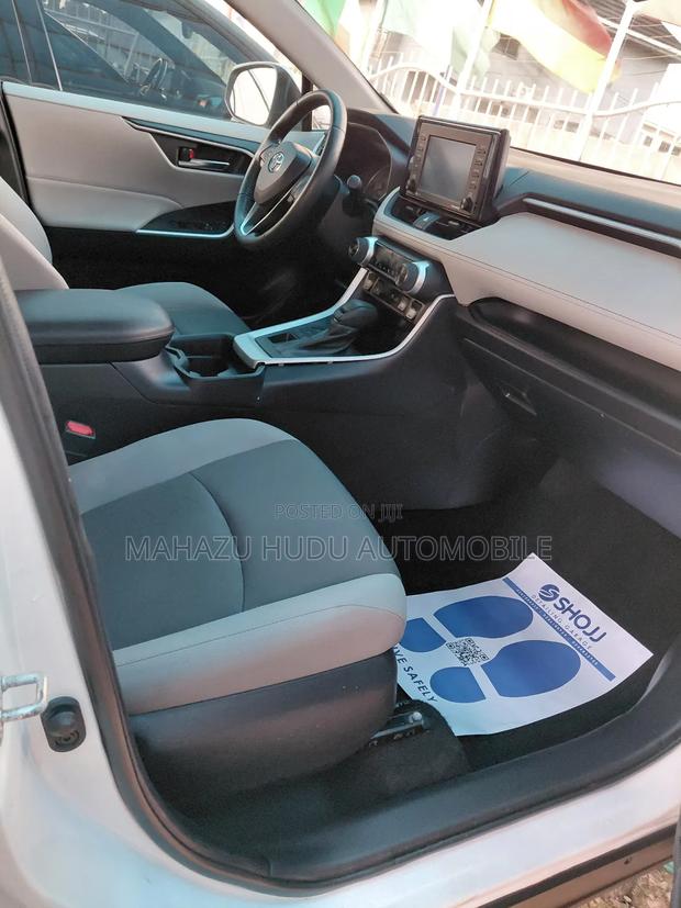 Toyota RAV4 XLE 2022 White