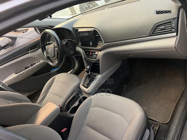 Hyundai Elantra SE Sedan FWD (2.0L 4cyl 6M) 2017 Silver