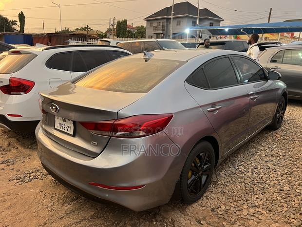 Hyundai Elantra SE Sedan FWD (2.0L 4cyl 6M) 2017 Silver