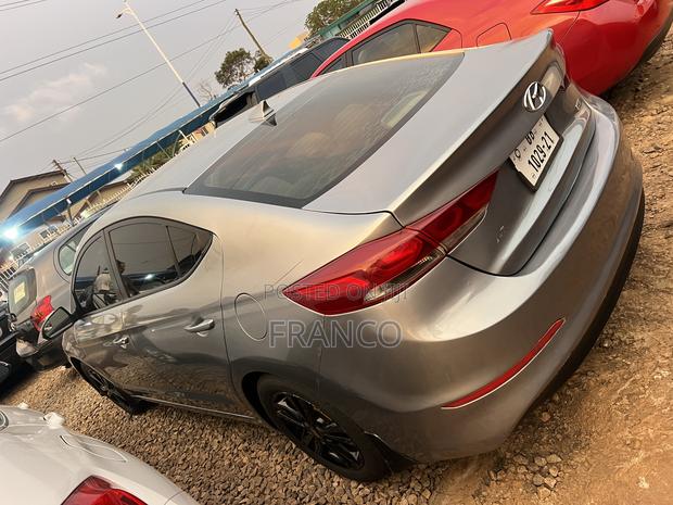 Hyundai Elantra SE Sedan FWD (2.0L 4cyl 6M) 2017 Silver