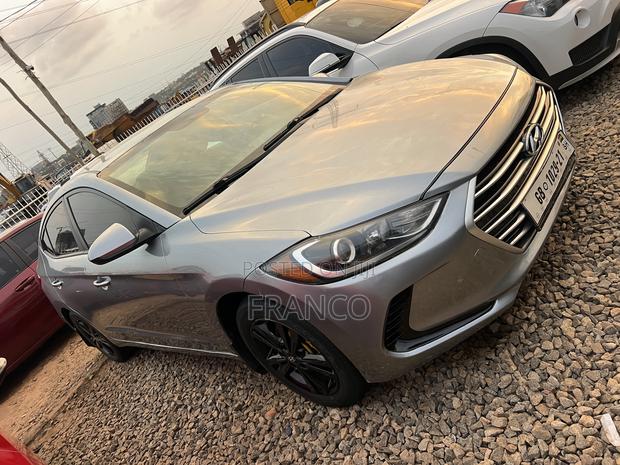 Hyundai Elantra SE Sedan FWD (2.0L 4cyl 6M) 2017 Silver