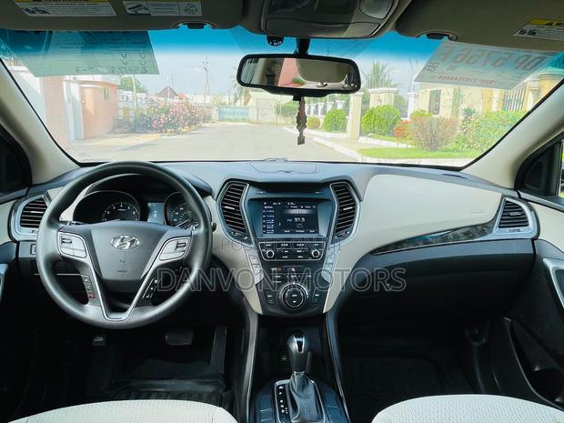 Hyundai Santa Fe SE AWD 2017 Black photo 9