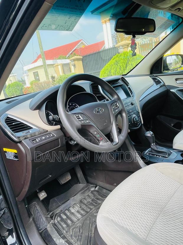 Hyundai Santa Fe SE AWD 2017 Black photo 11
