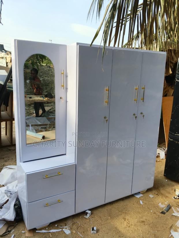 Dressing/Wardrobe · Photo 2