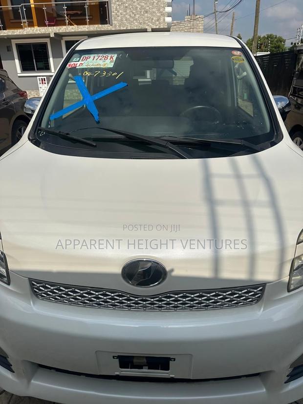 Toyota Voxy 2012 White photo 2