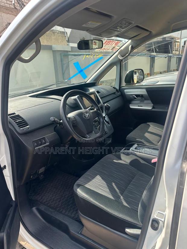 Toyota Voxy 2012 White photo 3