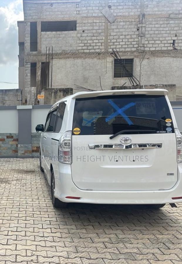 Toyota Voxy 2012 White photo 5