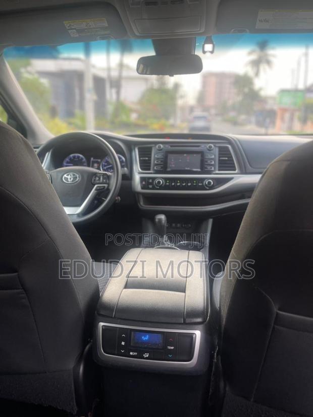Toyota Highlander LE 2019 White