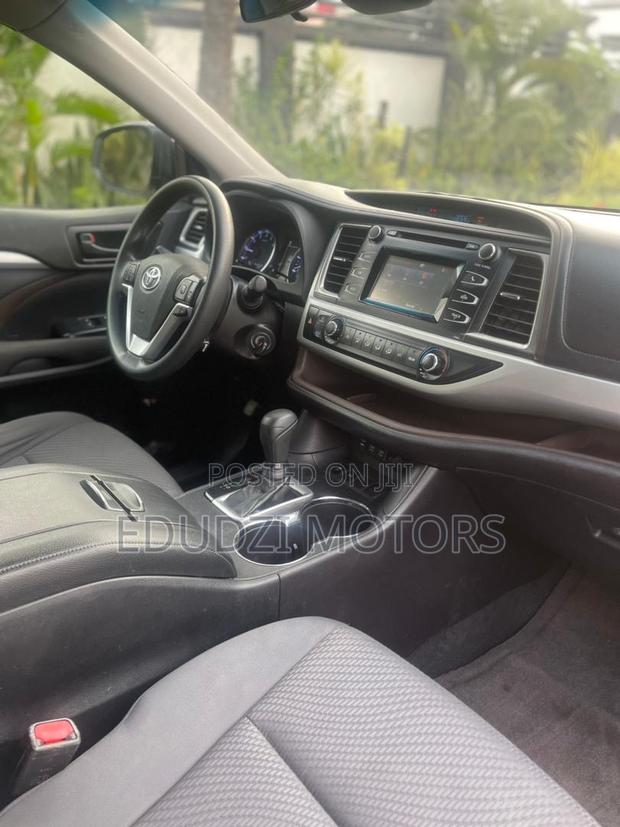 Toyota Highlander LE 2019 White