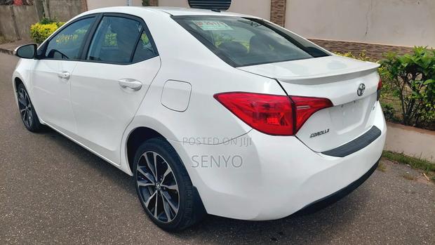 Toyota Corolla SE 4dr Sedan (1.8L 4cyl CVT) 2017 White