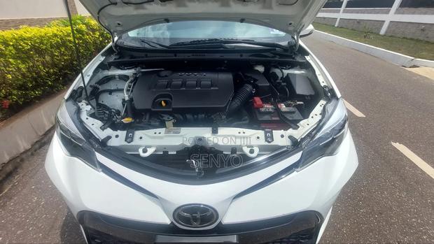 Toyota Corolla SE 4dr Sedan (1.8L 4cyl CVT) 2017 White