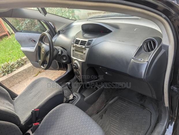 Toyota Yaris Base Hatchback 5dr 2010 Black