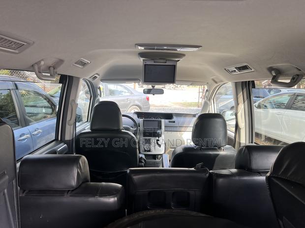 Toyota Voxy 2012 White photo 6