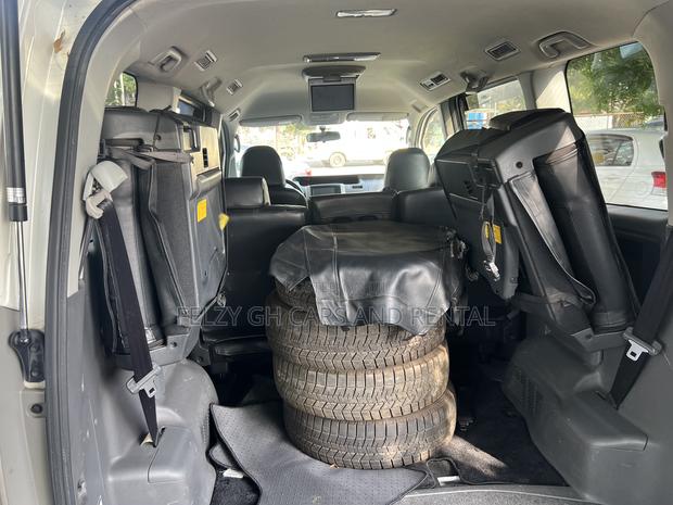 Toyota Voxy 2012 White photo 5
