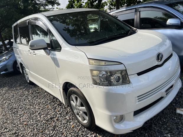 Toyota Voxy 2012 White photo 3