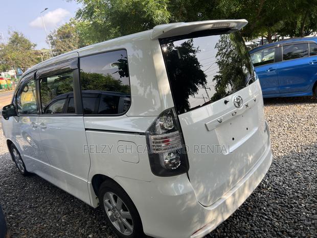 Toyota Voxy 2012 White photo 7